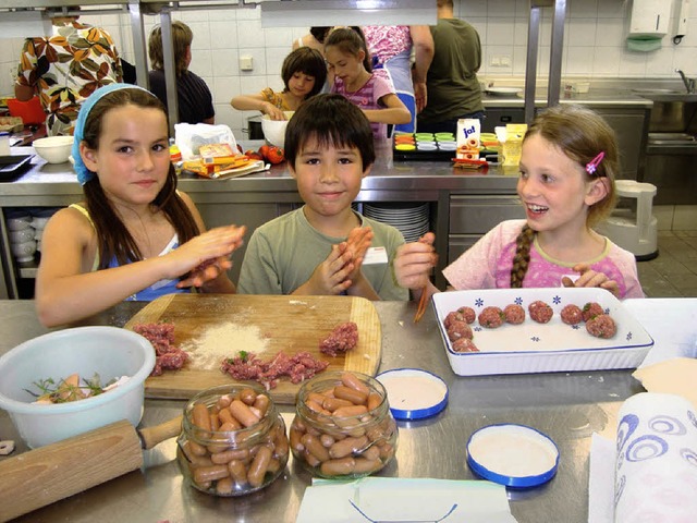 An einem  Kindergeburtstagsbuffet arbeiteten Mengener Kinder im Jahr 2009 .  | Foto: BZ-Archiv