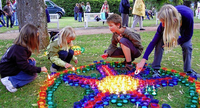 Alles schn bunt hier: Kinder stellen ...terbecher im Lenzkircher Kurpark auf.   | Foto: Manfred-G. Haderer