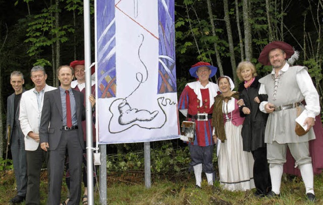 Landrat Tilman Bollacher, Brgermeiste...Gruppe hissten die Flagge in Staufen.   | Foto: Wilfried Dieckmann