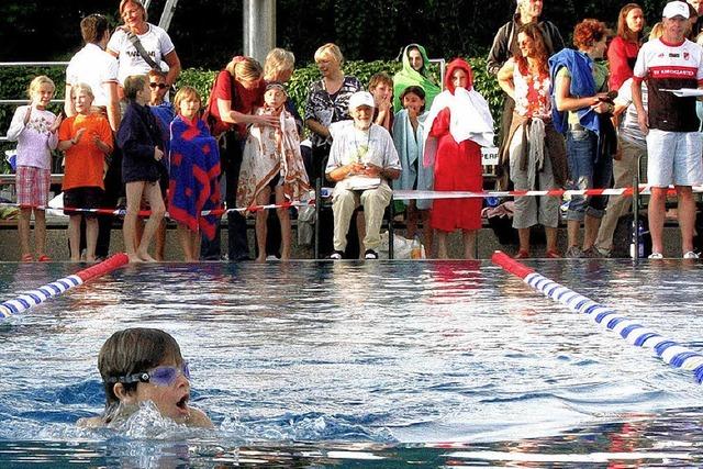 Schwimmnacht lockt 1800 Zaungste ins Dreisambad