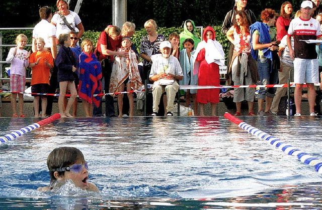 Und alle schauen auf den kleinen Schwimmer.   | Foto: Rombach