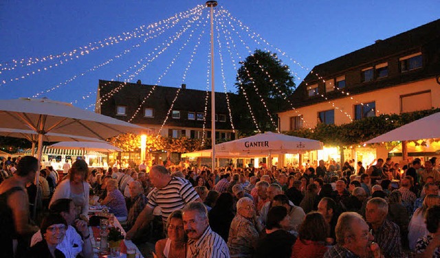 Die erste laue Sommernacht seit gut ze...r Sommergarten einen Auftakt nach Ma.  | Foto: Martina Faller