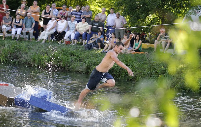 Gar nicht so leicht: Wandeln auf schwimmenden Styroporblcken   | Foto: Heidi Fssel