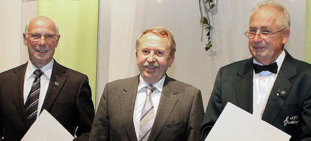 Die Landesehrennadel berreichte Helmu...eber (links) und Hubert Burg (rechts).  | Foto: Herbert Birkle