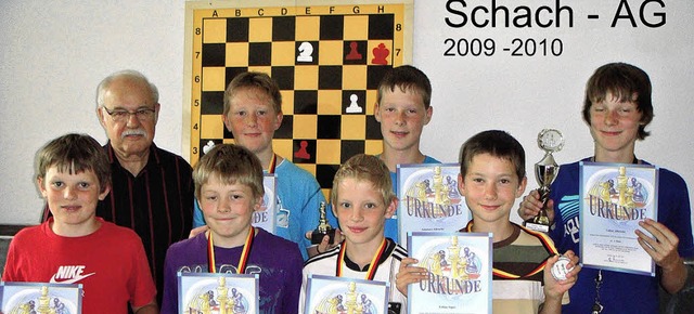 Schach-AG des Gymnasiums Schnau: Hint... Kiefer und Tobias Seger (von links).   | Foto: privat
