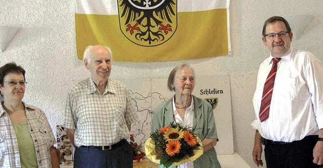 Hildegard und Horst Kunz (Mitte)  wurd...jngste Schlesien-Ausstellung geehrt.   | Foto: Nitschmann