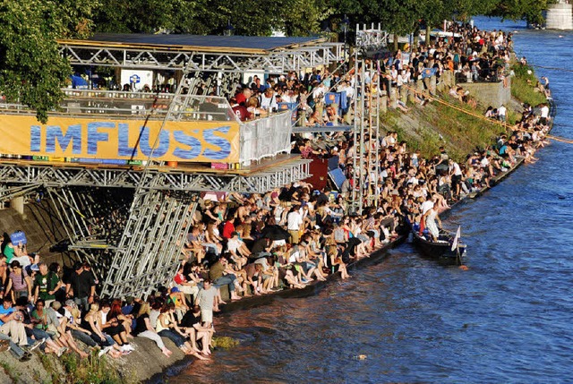 Jede Menge Zuschauer hatte es beim Kulturflo am Rhein.   | Foto: Thomas Loisl Mink