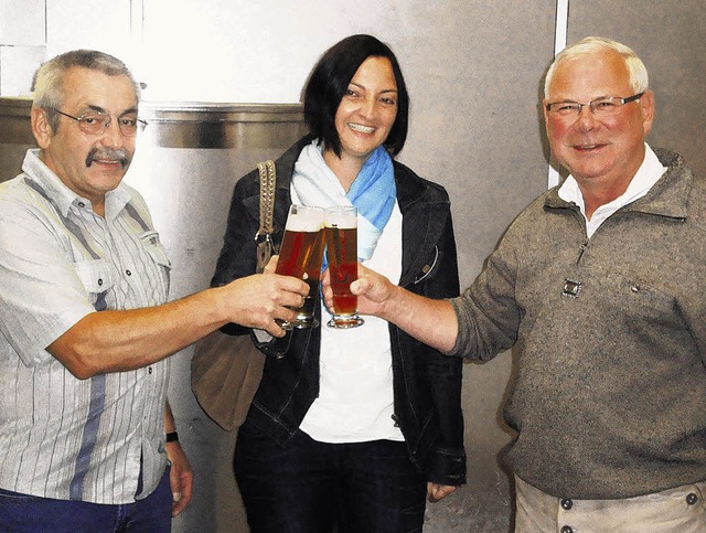 Brauereichef Fritz Kalb (rechts) mit K...Pfnnle on Tour des SWR ausschenken.    | Foto: Molitor