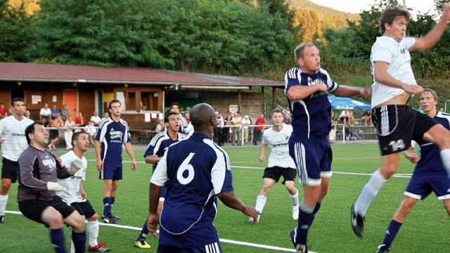 Gleich klingelt&#8217;s: Der zur Halbz... des FC Wehr gegen Blau-Wei Murg ein.  | Foto: miloslavic