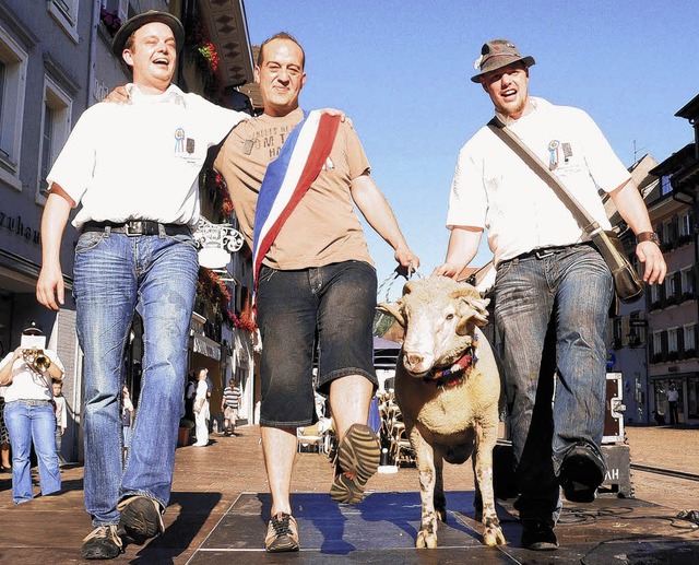 &#8222;Ralf der Gemtliche&#8220; und ...en  Ladenmeister Nico Keller (rechts)   | Foto: Herbst