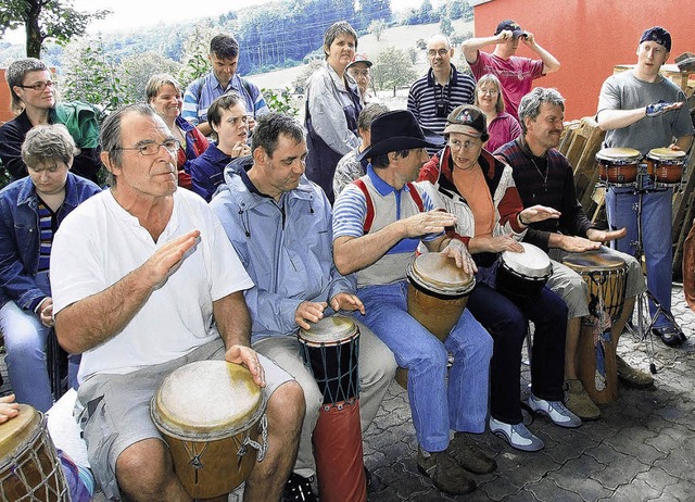 Die Trommel-Rhythmusgruppe der Caritas...mmerfest der Werksttten in Gurtweil    | Foto: Freudig