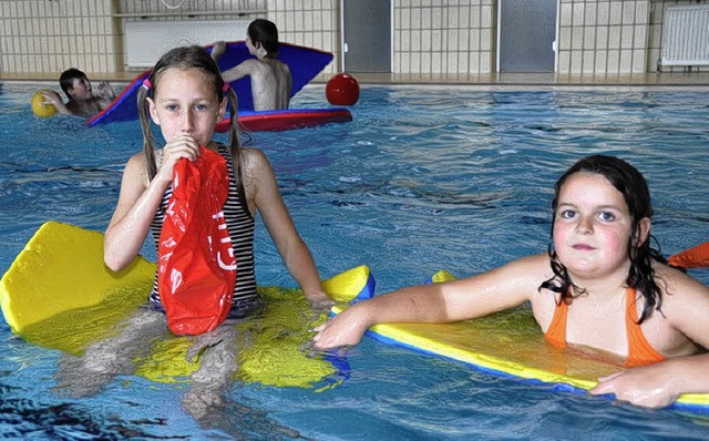 Das Spieleprogramm im Wasser lieen si...ge Eileen (von links) nicht entgehen.   | Foto: Kirsten Lux