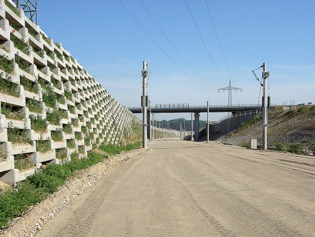 Die Neubautrasse der Bahn  endet bishe...atzenbergtunnel weiter gefhrt werden.  | Foto: langelott