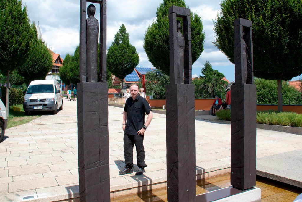 Abschlusstag mit Präsentation der fertigen Kunstwerke: Simon Stieger stellt sein Werk "Wächter" vor Abschlusstag mit Präsentation der fertigen Kunstwerke: Simon Stieger stellt sein Werk "Wächter" vor
