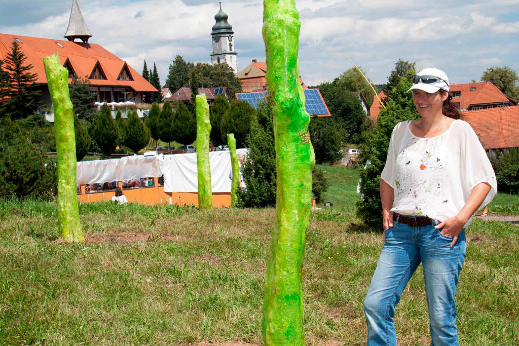 Abschlusstag mit Präsentation der fertigen Kunstwerke: Melanie Schmidt stellt die Installation "Fluoreszierende Bäume" vor Abschlusstag mit Präsentation der fertigen Kunstwerke: Melanie Schmidt stellt die Installation "Fluoreszierende Bäume" vor