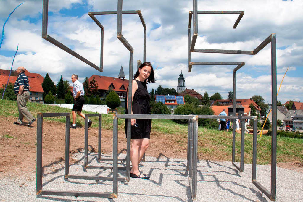 Abschlusstag mit Präsentation der fertigen Kunstwerke: Sylwia Jankowsky stellt das Werk "Kurvenraum" vor Abschlusstag mit Präsentation der fertigen Kunstwerke: Sylwia Jankowsky stellt das Werk "Kurvenraum" vor