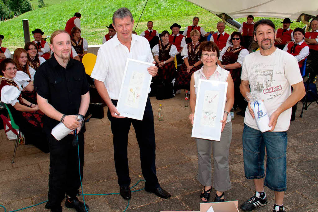 Simion Stiegeler (links) und Ralf Rosa (rechts) überreichen Hauptamtsleiterin Ruth Stoll-Baumgärtner und Bürgermeister Erich Kiefer ein von allen Künstlern gefertigtes Abschiedsgeschenk Simion Stiegeler (links) und Ralf Rosa (rechts) überreichen Hauptamtsleiterin Ruth Stoll-Baumgärtner und Bürgermeister Erich Kiefer ein von allen Künstlern gefertigtes Abschiedsgeschenk