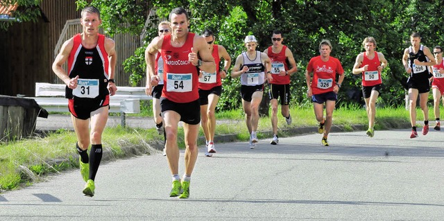 Die Spitzengruppe kurz nach dem Start ...d (Nr. 31) und  Markus Jenne (Nr. 1).   | Foto: Murst