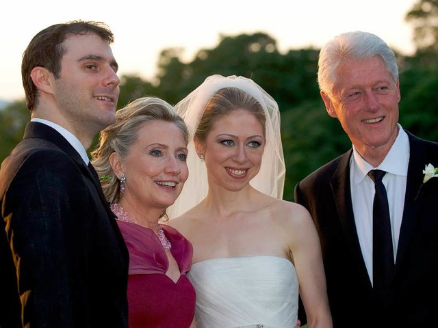 Marc Mezvinsky (links) mit Braut im Kreis seiner neuen Familie  | Foto: dpa