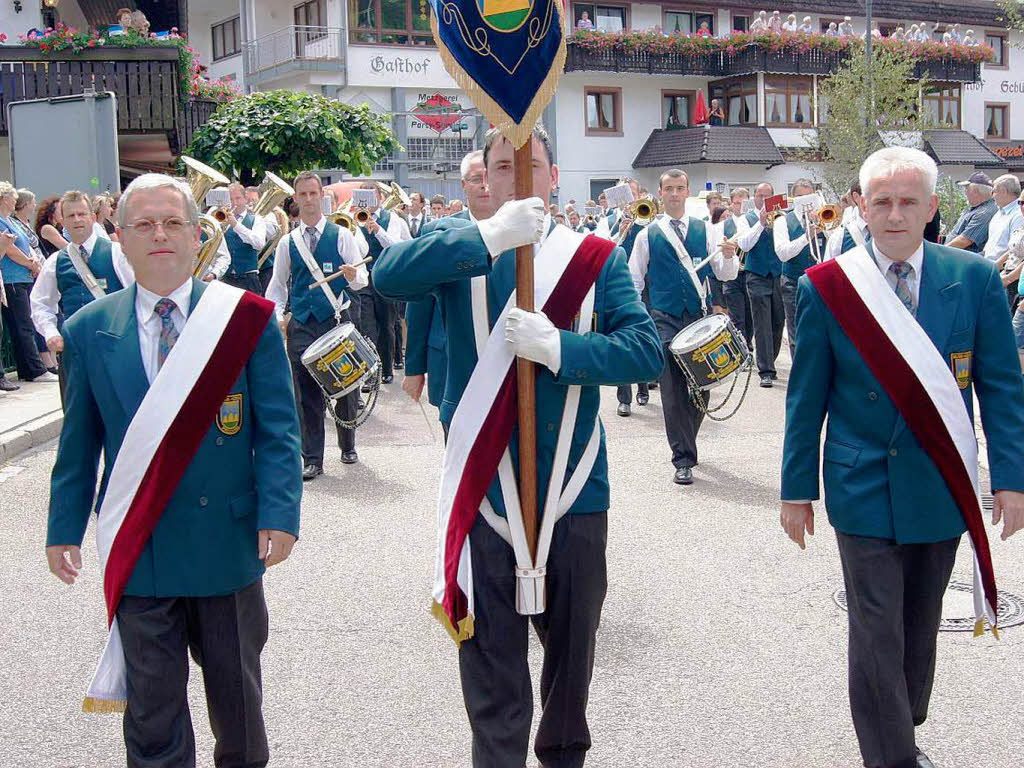 Der Abschluss des Zuges: Der Patenverein, die Musikkapelle Prechtal. 