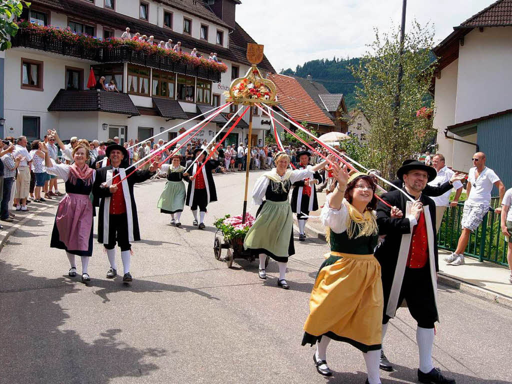 Mit Bollerwagen:  Die Volkstanz- und Trachtengruppe Sasbachwalden. 