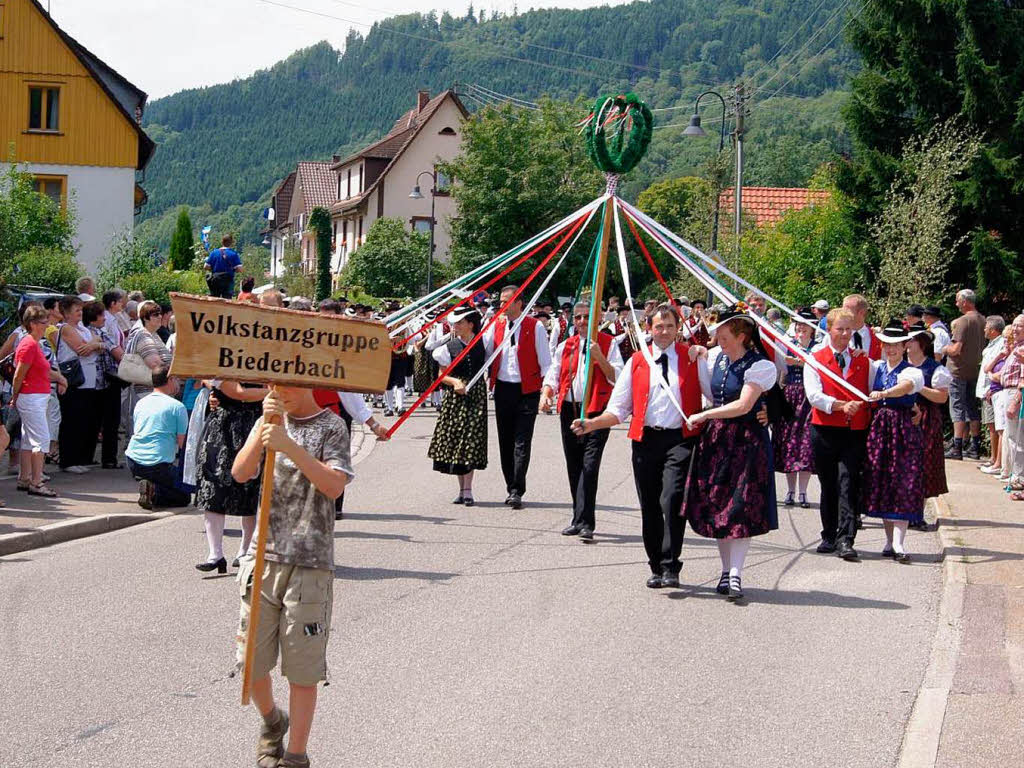 Die Volkstanzgruppe aus dem benachbarten Biederbach. 