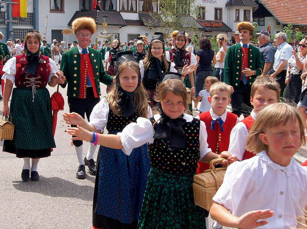 Auergewhnliche Kopfbedeckungen der Trachtengruppe Frstenberg. 