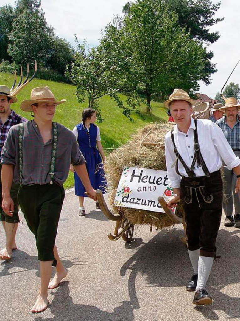 Vogt Rudi ist einer der wenigen, den man immer wieder mal mit der Sense arbeiten sieht. 