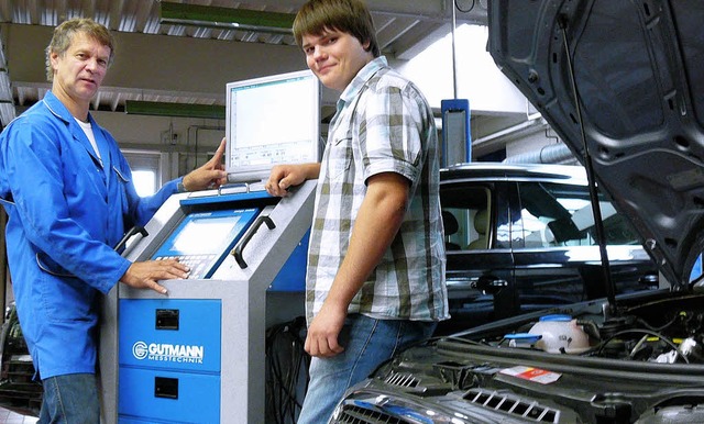 Johannes Stocker (links) erklrt seine... Feinheiten moderner Diagnosetechnik.   | Foto: Schule