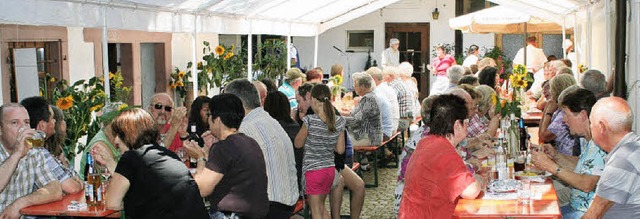 Gut beschattet genossen die Besucher b...ngut Kaufmann Speis, Trank und Musik.   | Foto: Cre