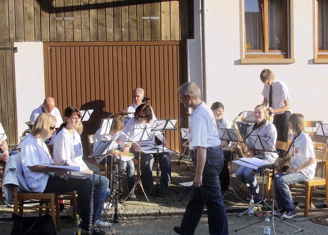 Gemtlicher Dorfhock  rund um den Dorf...Wunschkonzert   mit modernen Stcken.   | Foto: Thea Leisinger