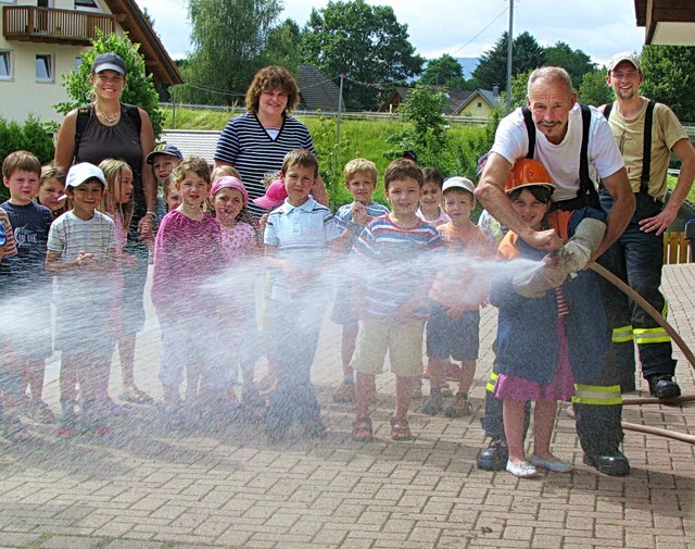 Wasser marsch! Die Schulanfnger waren... Gast bei der Feuerwehr in St. Peter.   | Foto: Monika Rombach