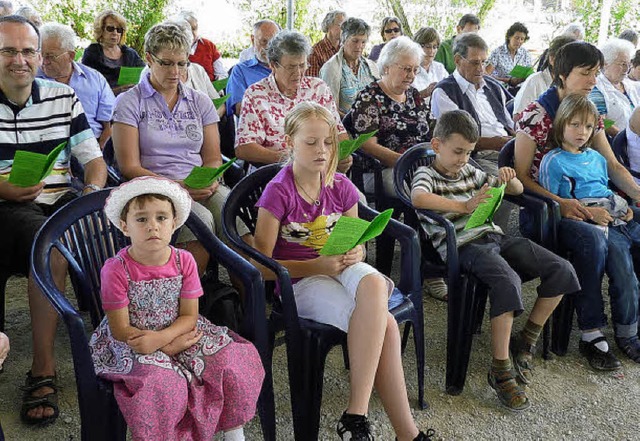 Im schattigen Rund des Vacono-Doms tra...um kumenischen Familien-Gottesdienst.  | Foto: Claudia Gempp