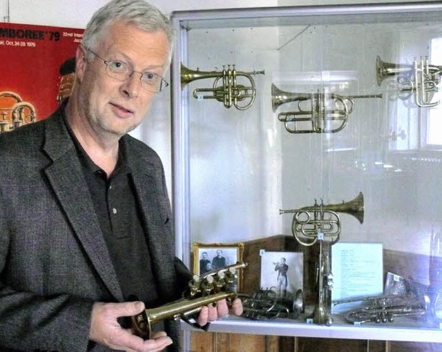 Der Leiter des Trompetenmuseums  Johan...t einer Trompete von Adolf Scherbaum.   | Foto: Archivfoto: Saskia Baumgartner