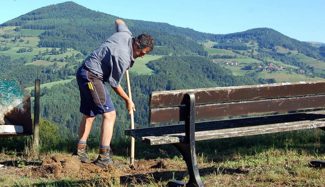 Freiwillige Helfer waren im Einsatz be...t Wanderern  eine herrliche Aussicht.   | Foto: Paul Berger