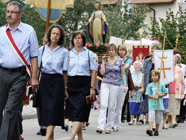 Im Anschluss an den Gottesdienst in de... Prozession durch Oberrsimingen statt.  | Foto: Christine Aniol