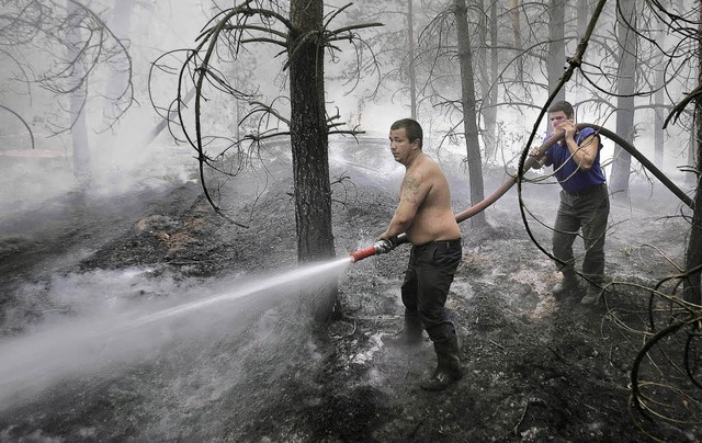 130 Kilometer von Moskau entfernt kmp...gen einen der zahlreichen Brandherde.   | Foto: AFP