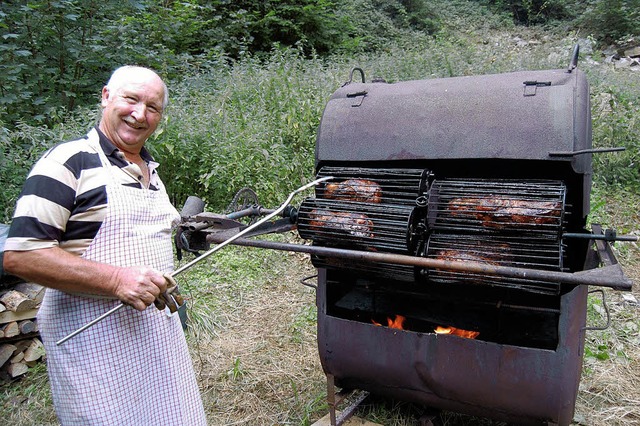 Innovation zahlt sich aus: Franz Frele am selbstgebauten Holzgrill   | Foto: ANtonia Felber