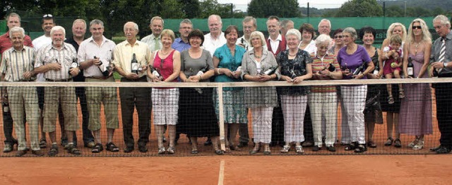 Die Grndungsmitglieder und zwei, die ...tglied beim Tennisclub Mundingen sind.  | Foto: Gerda Oswald