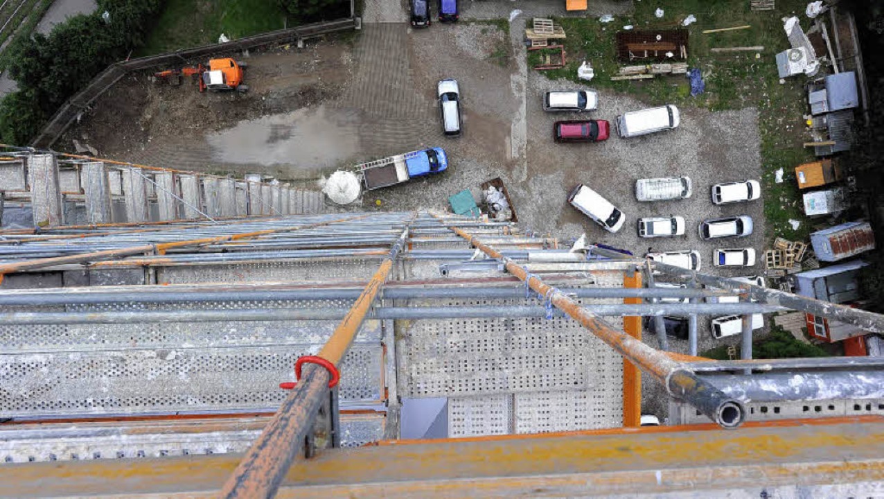 Ein Hochhaus wird saniert: Blick vom Dach des nun 17-stckigen Gebudes.   | Foto: Ingo Schneider