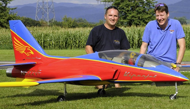 Andi Meier und Markus Zipperer (von li...vom Modellflugverein Markgrflerland.   | Foto: Volker Mnch