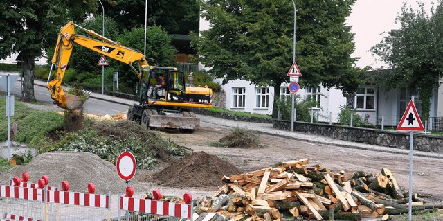 Die Arbeiten am Wehrer Kreisel Anschlu...er evangelischen Kirche wurden gefllt  | Foto: Jrn Kerckhoff