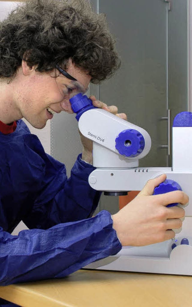 Nils Klughammer beim Mikroskopieren im heimischen Wohnzimmer  | Foto: Jannik Schall