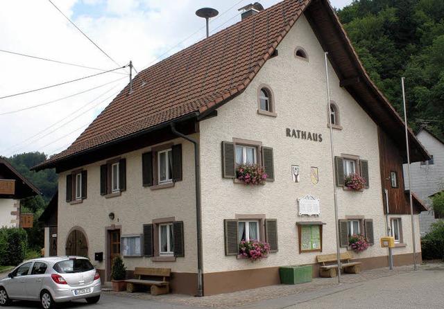 Umstndehalber abzugeben: Das Kleine W...oto) und das Rathausgebude Neuenweg.   | Foto: Heiner Fabry