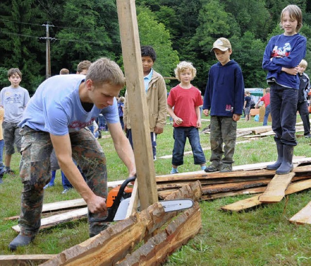 Seit Montag ist das  Steinener Spieldo... (Foto oben) oder auch beim  Hmmern.   | Foto: Robert Bergmann