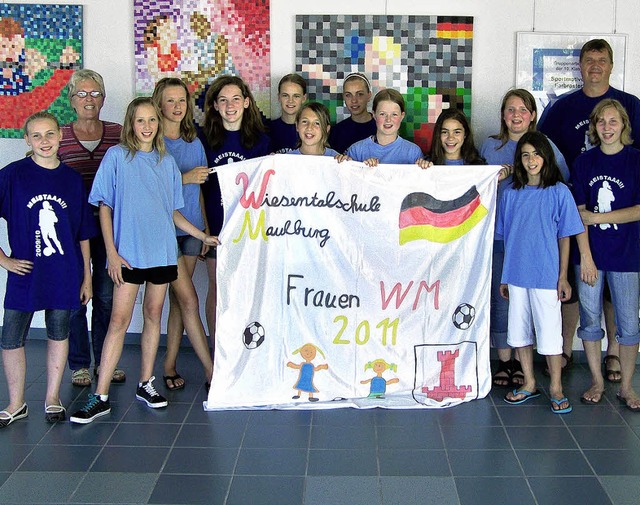Eine bunte Fahne zur Frauen-WM im komm...er Kooperation  mit dem TuS Maulburg.   | Foto: Privat