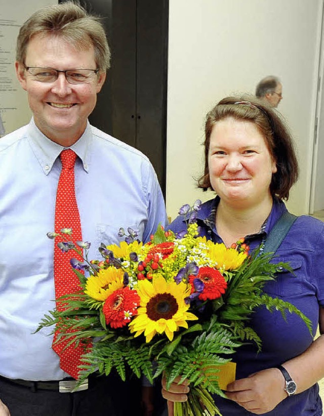 Brgermeister von Kirchbach gratuliert Stephanie Blei.   | Foto: Schneider