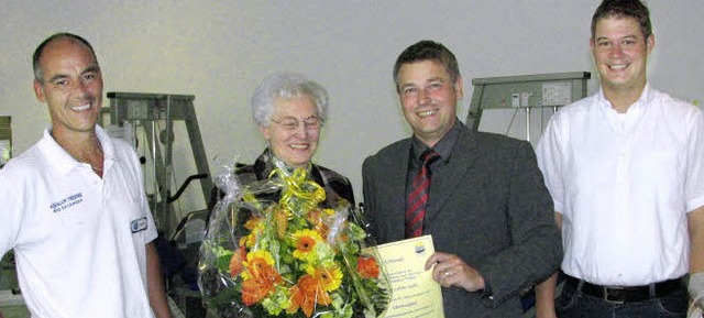 Zu ihrem 90. Geburtstag erhielt Lolith...rketingleiter Martin Schmidt (rechts)   | Foto: Susanne Kanele