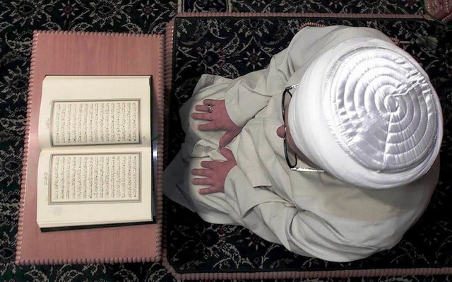 Ein  Imam liest aus dem Koran  | Foto: Marcus Brandt