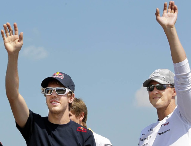 Und Tschss: Sebastian Vettel (links) ...chael Schumacher machen erstmal Pause.  | Foto: dpa